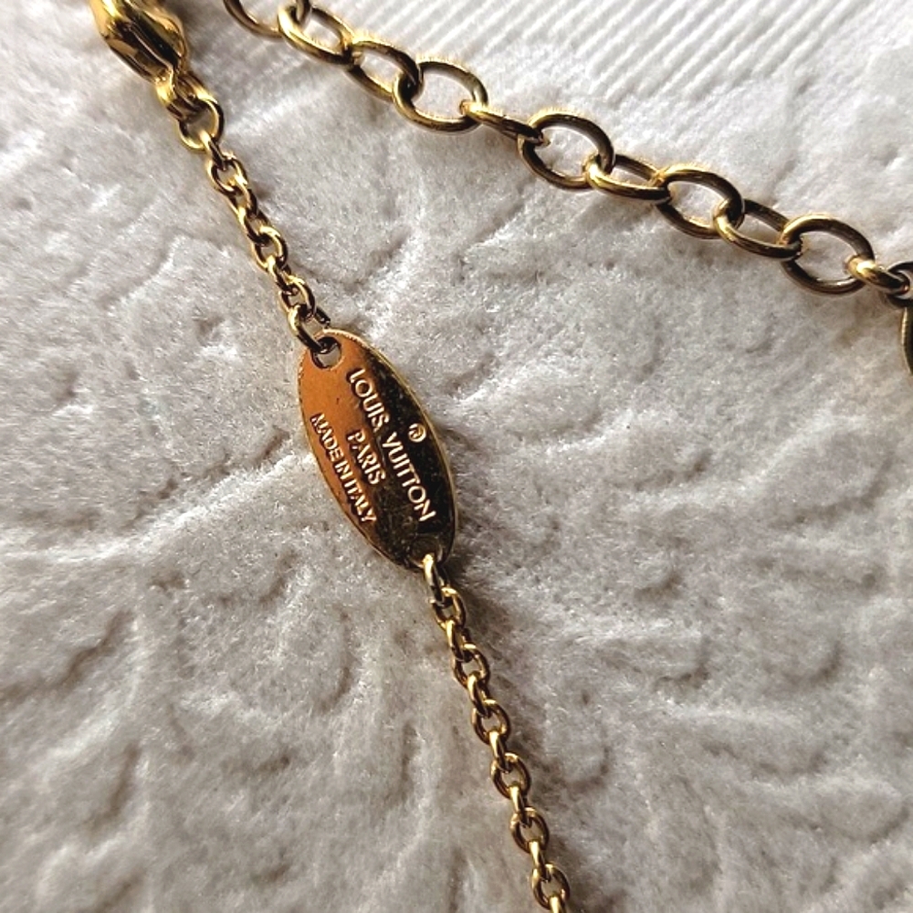 LOUIS VUITTON ESSENTIAL V NECKLACE - Picture 4 of 5